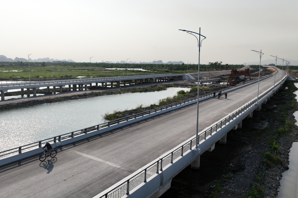 UÔNG BÍ ĐẨY MẠNH NÂNG CẤP HẠ TẦNG GIAO THÔNG, TẠO DIỆN MẠO ĐÔ THỊ MỚI